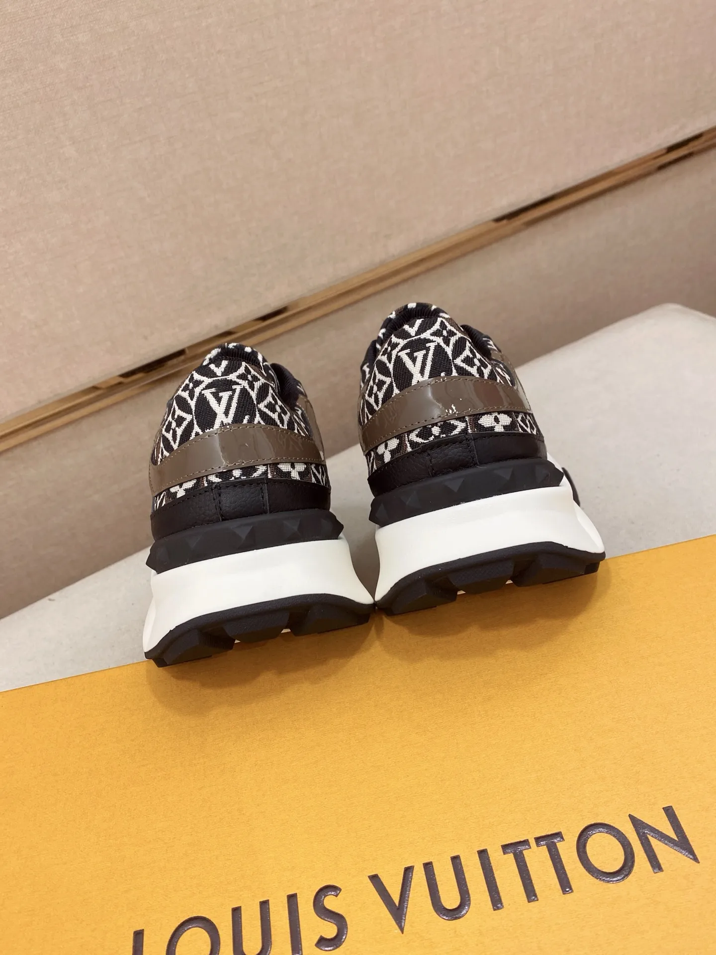 Men's shoes💰 462💰louis vuitton (Louis Vuitton/lv)🔍🔍The new counters are on sale at the same time. The uppers are imported from Italy. ️Re-engraved🇮🇹💪💪, ⚠Sole: The original sole is specially provided by the original factory, the exclusive movable molded sole is super comfortable, ⚠Original factory follow-up goods, 🔍🔍high quality, you can go in and out of the counter at will, welcome to compare⚠. Code number: 38-44 (45/46 customized, non-refundable)